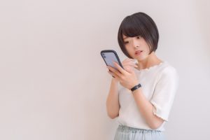 スマホを触る女性